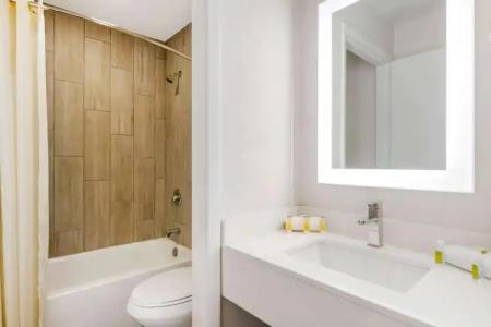 Super 8 by Wyndham Orlando Near Florida Mall - 26