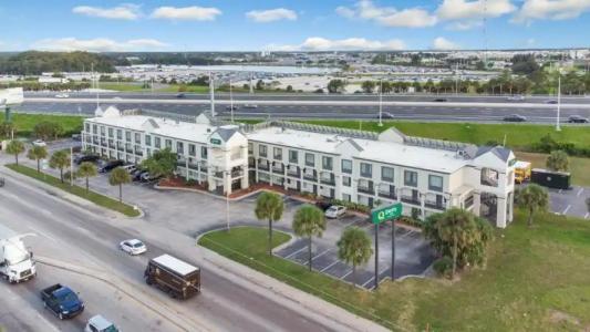 Super 8 by Wyndham Orlando Near Florida Mall - 19