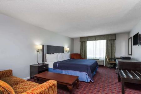 Super 8 by Wyndham Orlando Near Florida Mall - 40