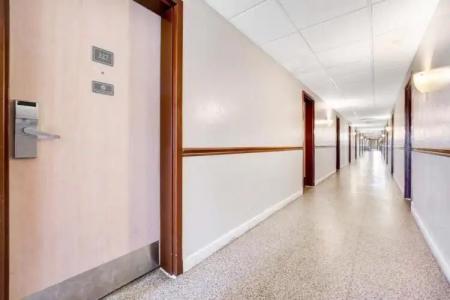 Super 8 by Wyndham Orlando Near Florida Mall - 12