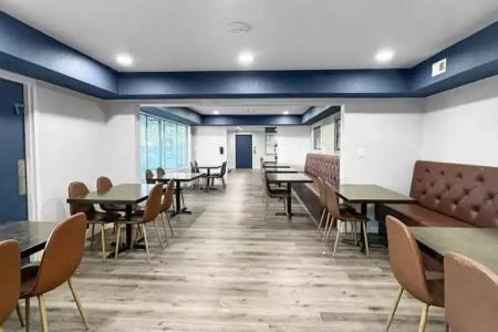 Super 8 by Wyndham Orlando Near Florida Mall - 18