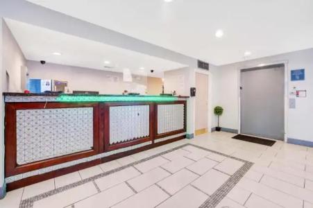 Super 8 by Wyndham Orlando Near Florida Mall - 13