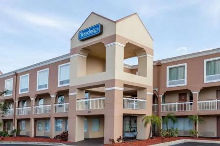 Super 8 by Wyndham Orlando Near Florida Mall - 32