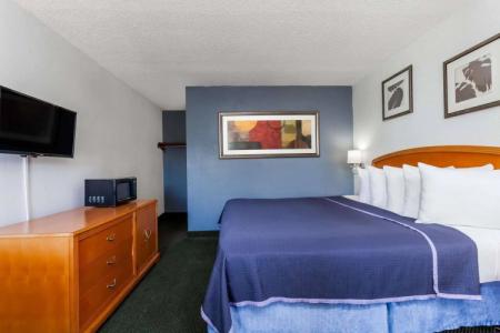 Super 8 by Wyndham Orlando Near Florida Mall - 39