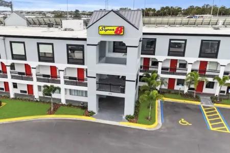 Super 8 by Wyndham Orlando Near Florida Mall - 0