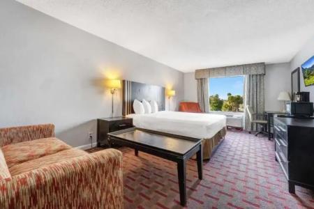 Super 8 by Wyndham Orlando Near Florida Mall - 4