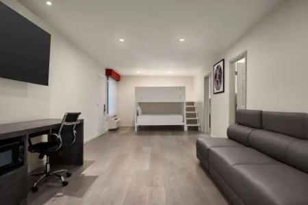 Ramada by Wyndham Anaheim Convention Center - 13