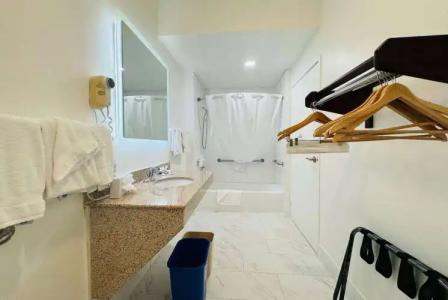 Ramada by Wyndham San Diego Airport - 2