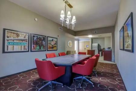 Hampton Inn Tropicana - 17