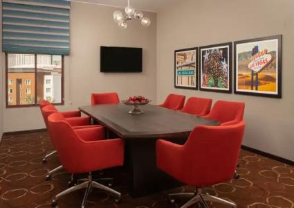 Hampton Inn Tropicana - 79