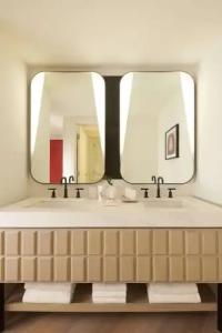 Virgins Las Vegas, Curio Collection by Hilton - 62