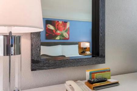 Hilton Garden Inn Dallas/Market Center - 49