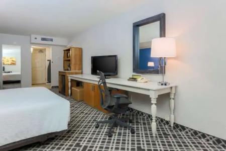 Hilton Garden Inn Dallas/Market Center - 38