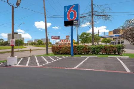 Motel 6 Dallas, TX - Market Center - 18