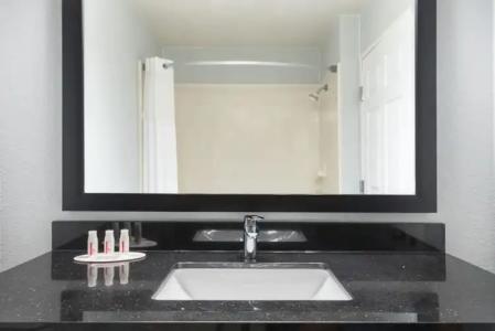 Days Inn & Suites by Wyndham Dallas - 20