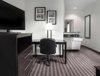 Days Inn & Suites by Wyndham Dallas - 17