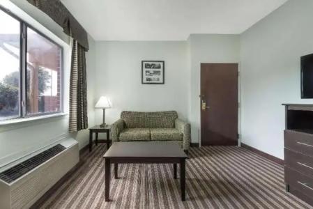 Days Inn & Suites by Wyndham Dallas - 15