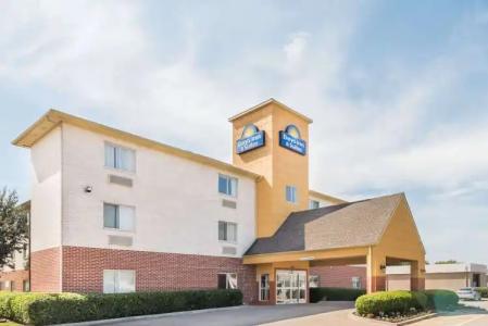 Days Inn & Suites by Wyndham Dallas - 0