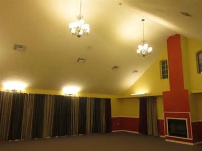 The Crossroads & Suites - 14