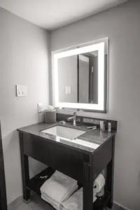 La Quinta Inn & Suites by Wyndham Dallas I-35 Walnut Hill Ln - 17