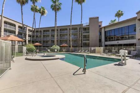 Best Western Plus Scottsdale Thunderbird Suites - 12