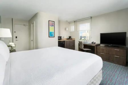 Courtyard Waikiki Beach - 11