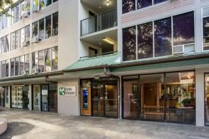 Kuhio Banyan, Honolulu