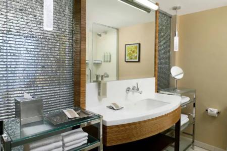 Hilton Waikiki Beach Resort & Spa - 8