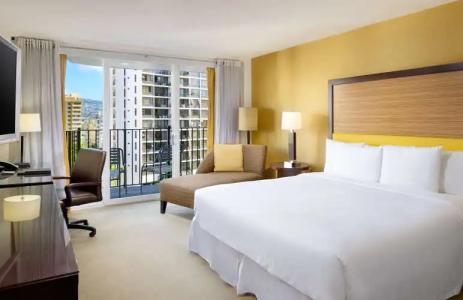 Hilton Waikiki Beach Resort & Spa - 4