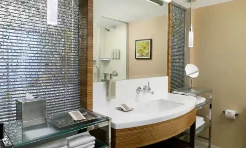 Hilton Waikiki Beach Resort & Spa - 51