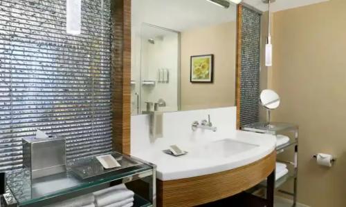 Hilton Waikiki Beach Resort & Spa - 58