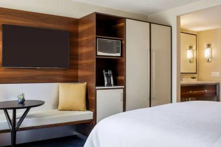 Hilton Garden Inn Waikiki Beach, - 4