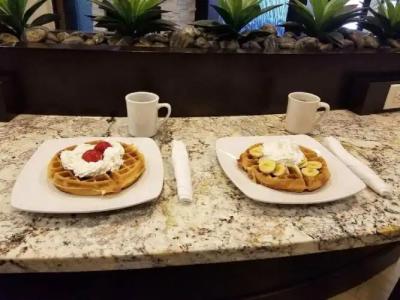 Club Nashville Inn & Suites - 22