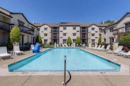 Club Nashville Inn & Suites - 10