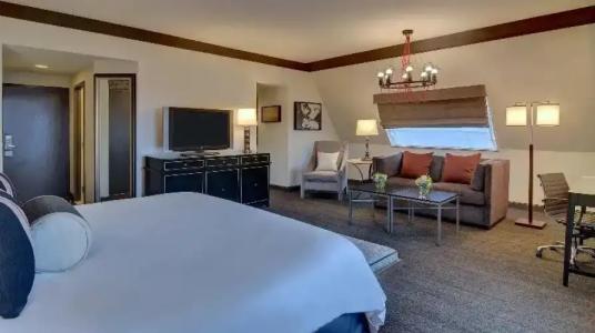 New Listing! Chic W/ Pool & Rooftop Deck 1 Bedroom Condo - 78