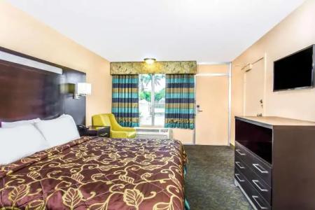 Days Inn by Wyndham Fort Lauderdale Airport Cruise Port - 4