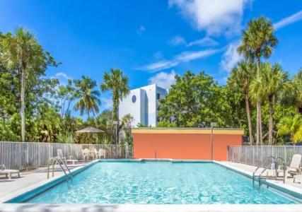Days Inn by Wyndham Fort Lauderdale Airport Cruise Port - 12
