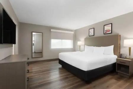 La Quinta Inn & Suites by Wyndham Ft Lauderdale Cypress Cr - 16