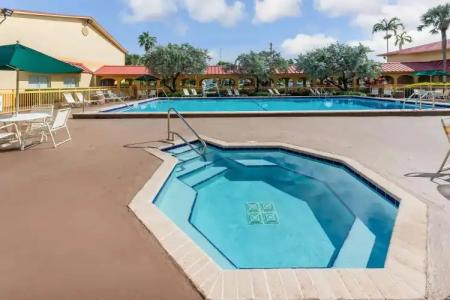 La Quinta by Wyndham Fort Lauderdale Pompano Beach - 12