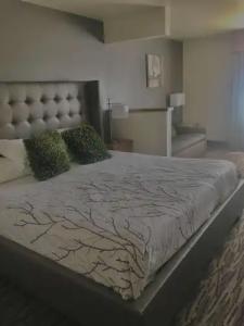 Best Western PLUS Peppertree Airport Inn - 38