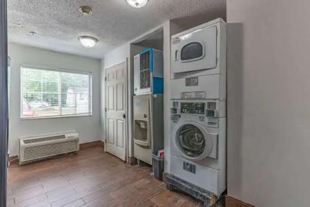 Motel 6 Charlotte, NC - University - 17