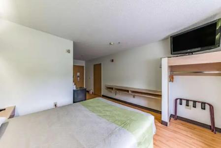 Motel 6 Charlotte, NC - University - 4