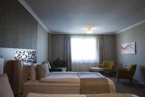 Royal Milano Hotel, Van