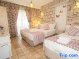 Standard Triple room with pool view