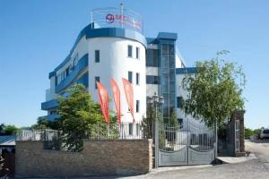 Merlin Club Hotel