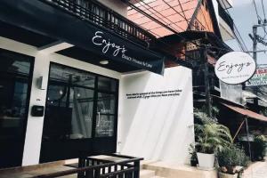 Enjoy's Beach House & Cafe', Karon