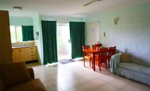 Coral Reef Apartments - 11