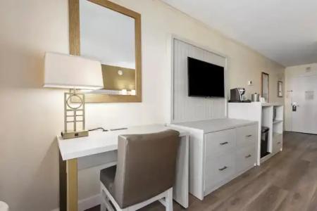 Holiday Inn & Suites Clearwater Beach by IHG - 129