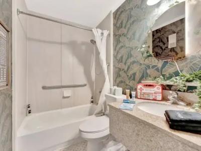 DoubleTree by Hilton Tampa Rocky Point Waterfront - 7