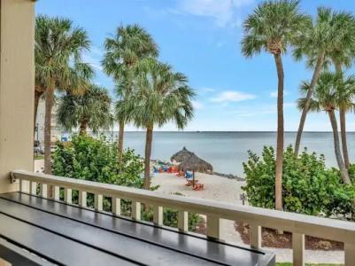 DoubleTree by Hilton Tampa Rocky Point Waterfront - 10